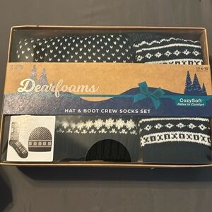 New in box Dearfoams womens hat and sock set